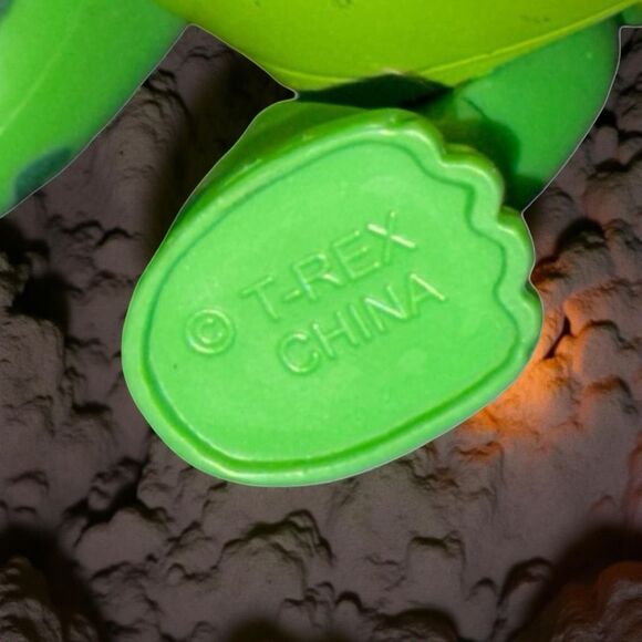 Downtown Disney T-Rex Cafe Action Figure Dinosaurs Souvenir PINK & GREEN B22 - Picture 4 of 6